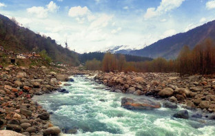 a river flowing near manali